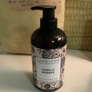 SAND + FOG® INSPIRED ON THE CALIFORNIA COAST
VANILLA RESERVE SCENTED HAND SOAP